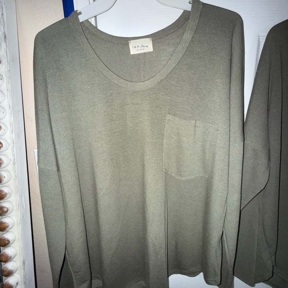 Long Sleeve Super soft sage tops.